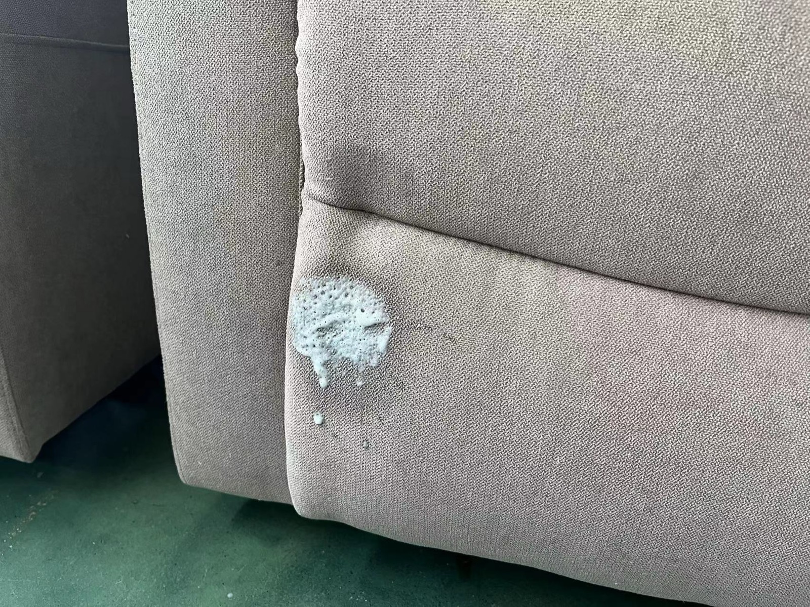Mancha detectada en el tapizado de un sillón durante la inspección
