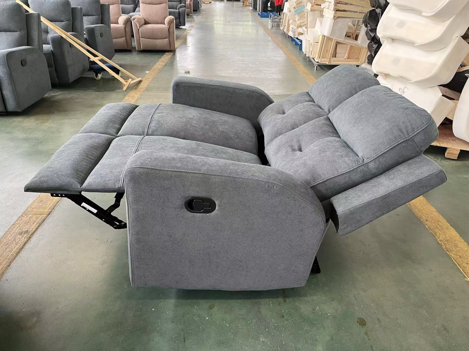 Sillón relax con el mecanismo extendido durante la inspección en fábrica