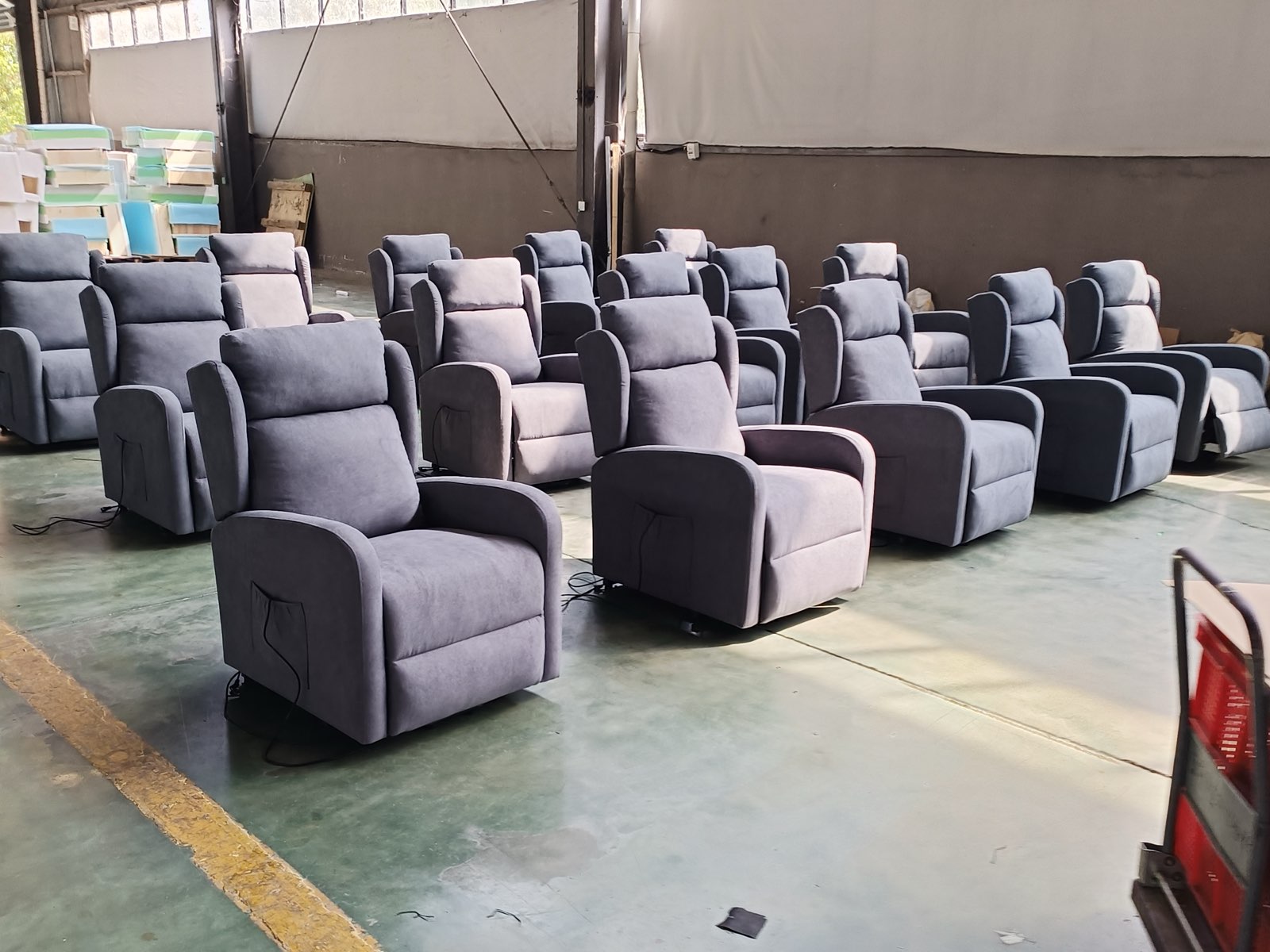 Sillones alineados en fábrica listos para la inspección