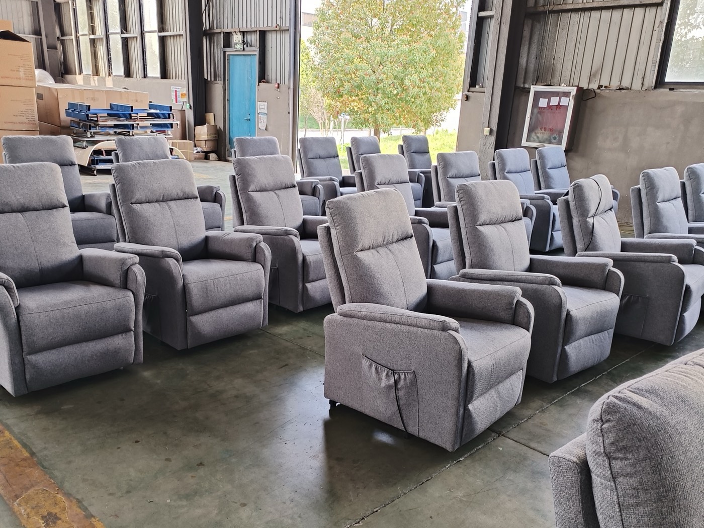 Filas de sillones en la fábrica listos para inspección