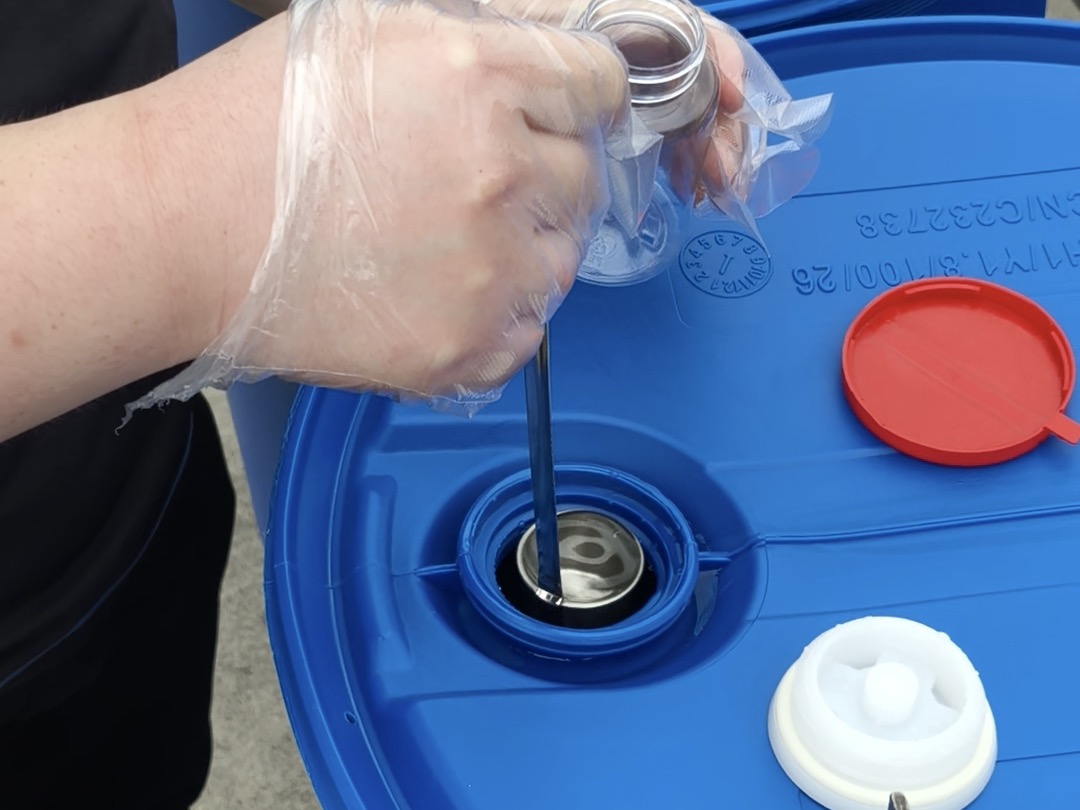Toma de muestras de producto químico para laboratorio